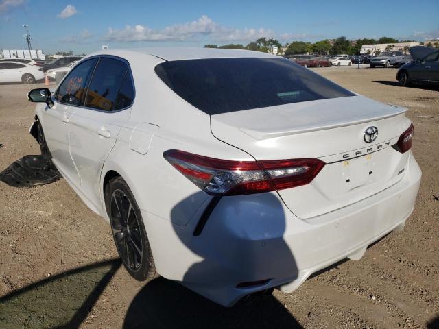 4T1B61HK4JU005209 - 2018 TOYOTA CAMRY XSE WHITE photo 3