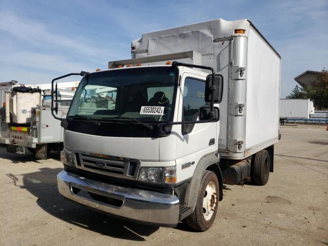 3FRLL45ZX8V087480 - 2008 FORD LOW CAB FO WHITE photo 2