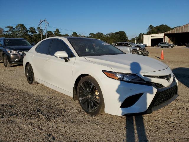 4T1B61HK0JU144396 - 2018 TOYOTA CAMRY XSE WHITE photo 1