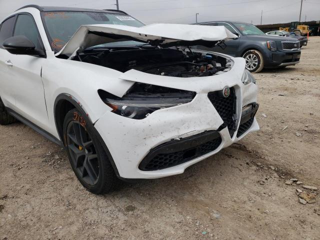 ZASPAKAN5K7C57383 - 2019 ALFA ROMEO STELVIO WHITE photo 9