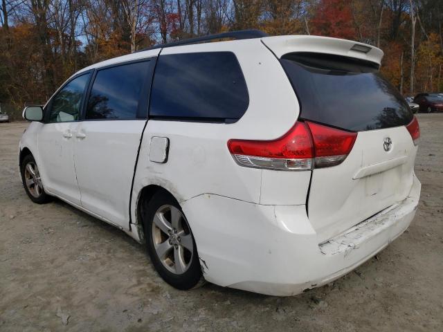 5TDKK3DC2DS320982 - 2013 TOYOTA SIENNA LE WHITE photo 3