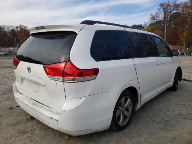 5TDKK3DC2DS320982 - 2013 TOYOTA SIENNA LE WHITE photo 4