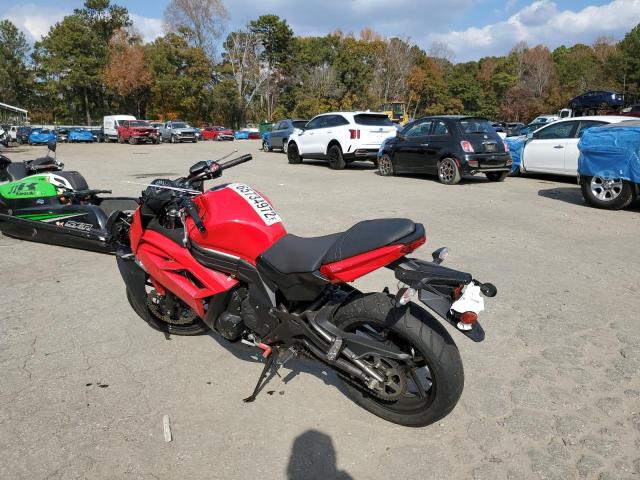 JKAEXEE12CDA03380 - 2012 KAWASAKI EX650 EC RED photo 3