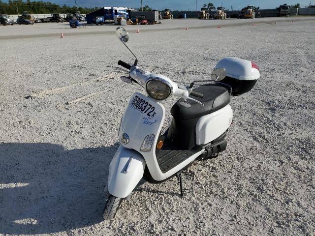 RFVJFJ107H1000029 - 2017 GENUINE SCOOTER CO. BUDDY KICK WHITE photo 2