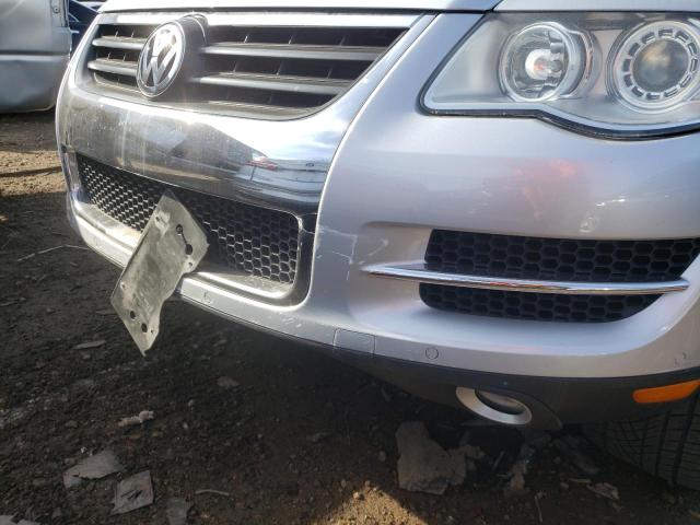 WVGBE77L28D004375 - 2008 VOLKSWAGEN TOUAREG 2 SILVER photo 9