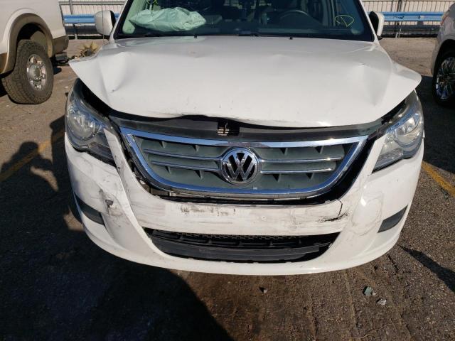 2C4RVABG9CR392169 - 2012 VOLKSWAGEN ROUTAN SE WHITE photo 9