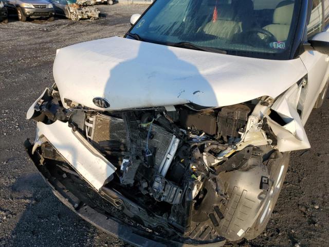 KNDJN2A24F7221182 - 2015 KIA SOUL WHITE photo 9