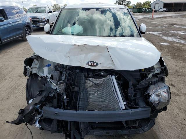 KNDJ23AU6L7719461 - 2020 KIA SOUL LX WHITE photo 5