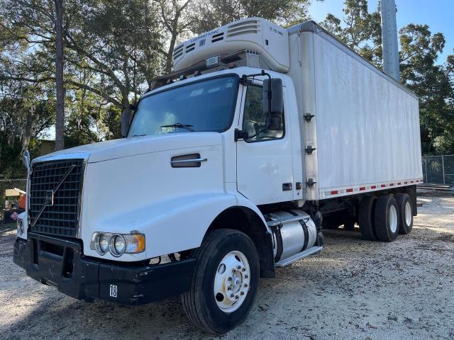 4V5KC9UE33N338798 - 2003 VOLVO VHD WHITE photo 2