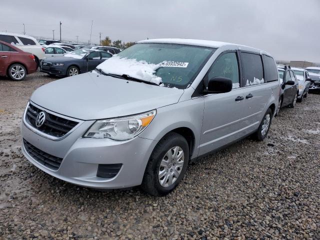 2V4RW4DG3BR717995 - 2011 VOLKSWAGEN ROUTAN S SILVER photo 2