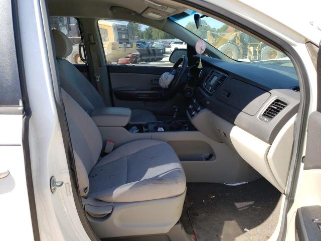 KNDMA5C18G6150011 - 2016 KIA SEDONA L WHITE photo 5