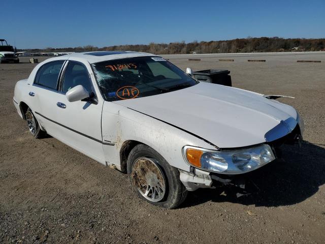 1LNHM82W01Y718413 - 2001 LINCOLN TOWN CAR S WHITE photo 1