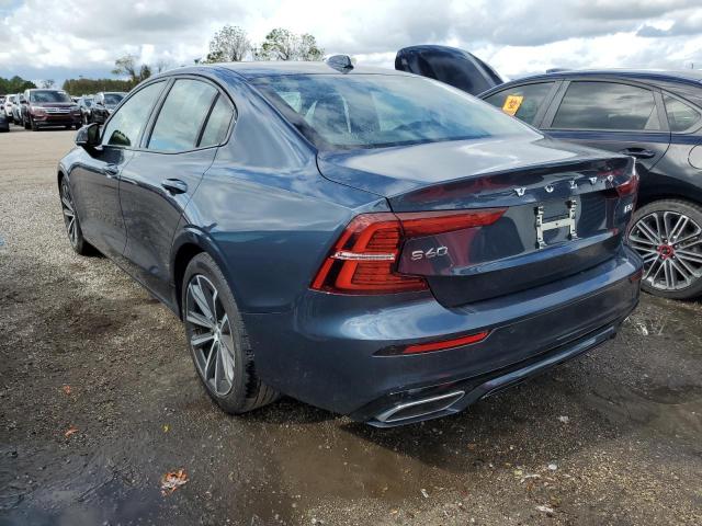 7JRL12TZ1NG174692 - 2022 VOLVO S60 B5 MOM BLUE photo 3