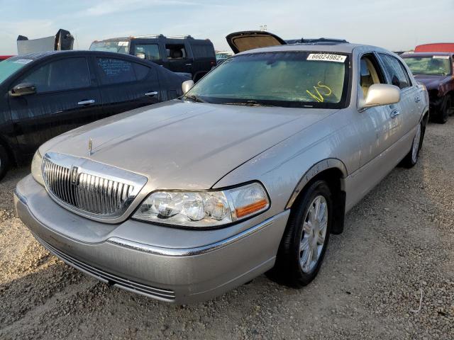 2LNBL8CV4AX614375 - 2010 LINCOLN TOWN CAR S SILVER photo 2