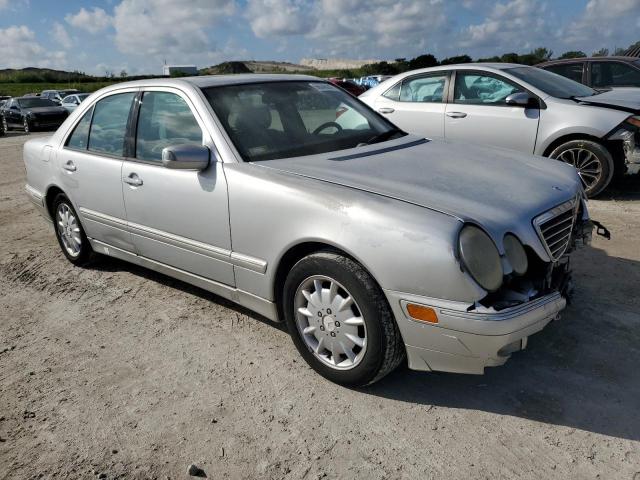 WDBJF65J8YB156826 - 2000 MERCEDES-BENZ E 320 SILVER photo 4