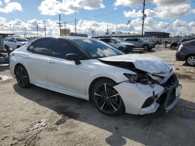 4T1B61HKXJU138640 - 2018 TOYOTA CAMRY XSE WHITE photo 1