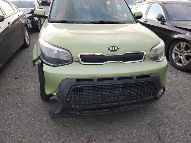 KNDJN2A29F7755147 - 2015 KIA SOUL GREEN photo 9