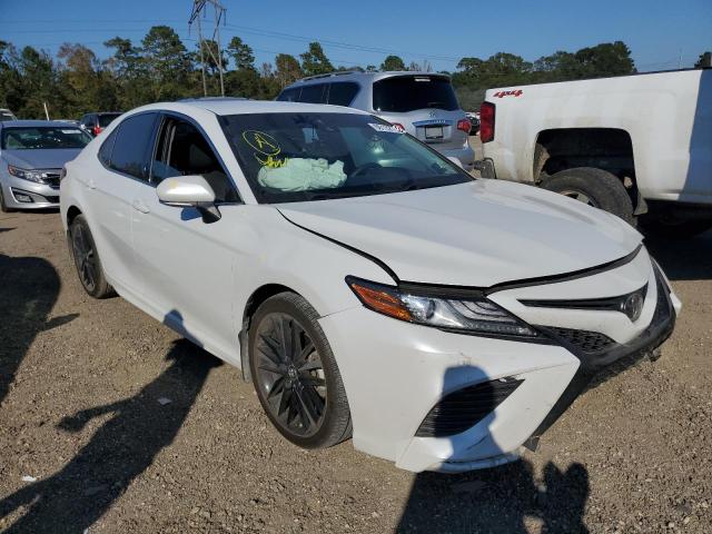 4T1B61HK2JU070804 - 2018 TOYOTA CAMRY XSE WHITE photo 1