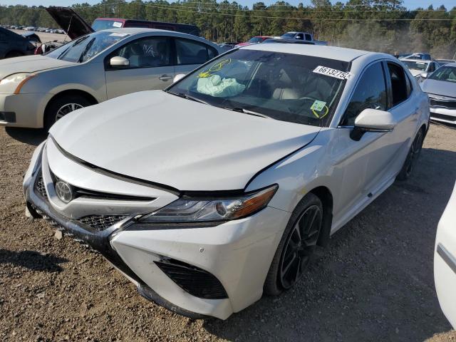 4T1B61HK2JU070804 - 2018 TOYOTA CAMRY XSE WHITE photo 2