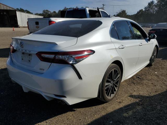 4T1B61HK2JU070804 - 2018 TOYOTA CAMRY XSE WHITE photo 4