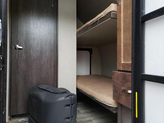 4YDT21020JB451947 - 2018 KEYSTONE OUTBACK WHITE photo 5