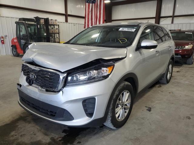 5XYPG4A56LG615520 - 2020 KIA SORENTO S SILVER photo 2