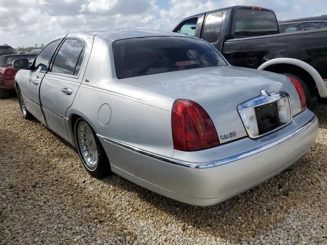 1LNHM83WX1Y611092 - 2001 LINCOLN TOWN CAR C SILVER photo 3