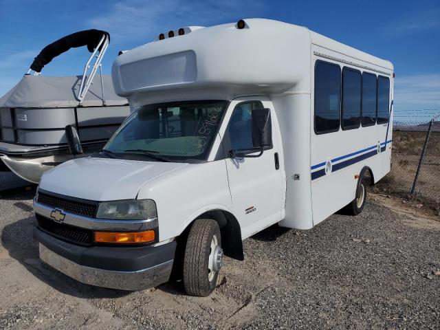 1GB6G5BL8B1115070 - 2011 CHEVROLET EXPRESS G4 WHITE photo 2