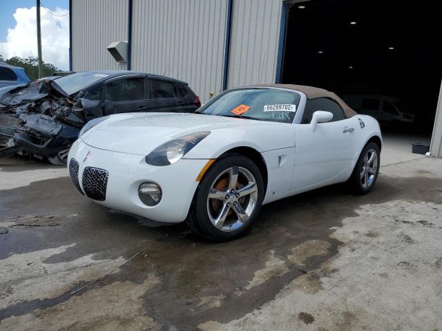 1G2MB35B58Y108154 - 2008 PONTIAC SOLSTICE WHITE photo 2