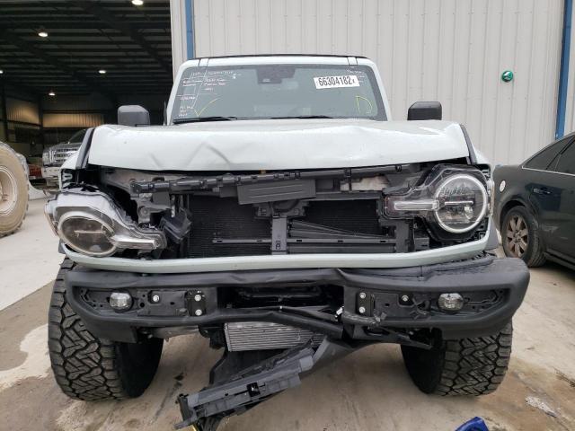 1FMDE5BH1NLB00239 - 2022 FORD BRONCO BAS GRAY photo 5