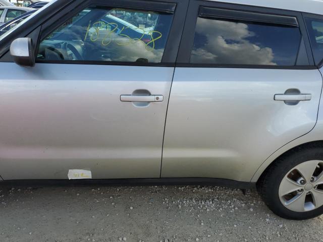 KNDJN2A28F7775714 - 2015 KIA SOUL SILVER photo 9