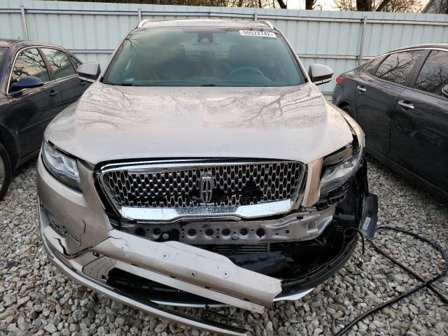 5LMCJ2D93KUL02403 - 2019 LINCOLN MKC SELECT ნაცრისფერი ფოტო 5