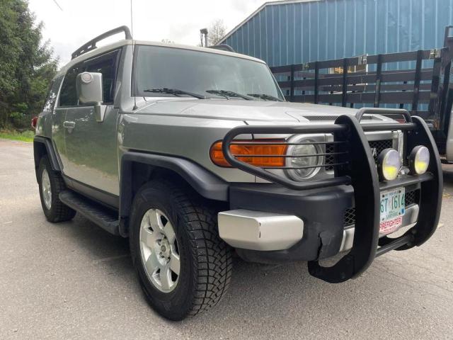 JTEBU11F670019714 - 2007 TOYOTA FJ CRUISER GRAY photo 2