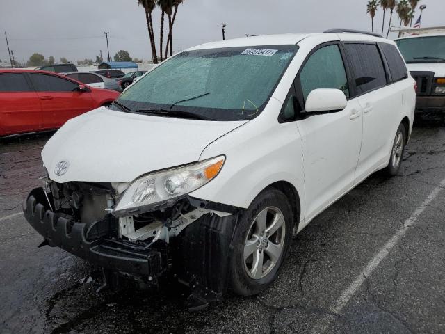 5TDKK3DC5FS619966 - 2015 TOYOTA SIENNA LE WHITE photo 2