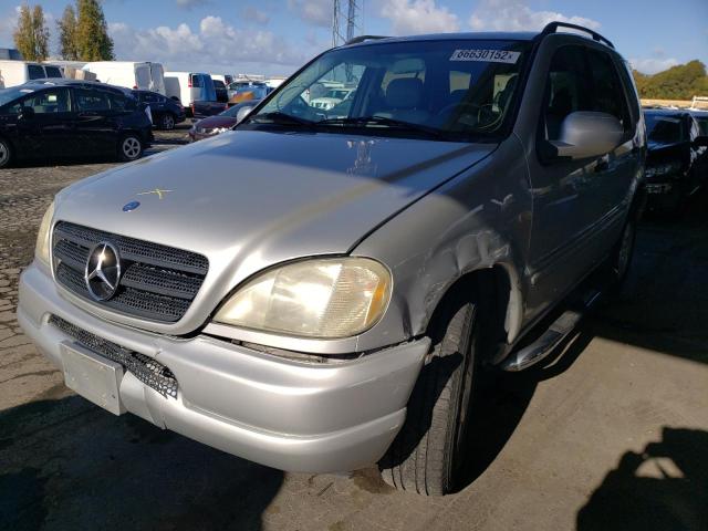 4JGAB54E7YA214566 - 2000 MERCEDES-BENZ ML 320 SILVER photo 2