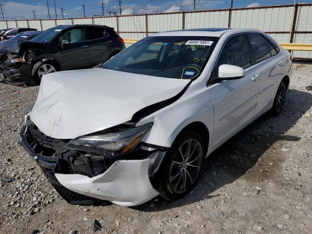 4T1BK1FKXFU561739 - 2015 TOYOTA CAMRY XSE WHITE photo 2