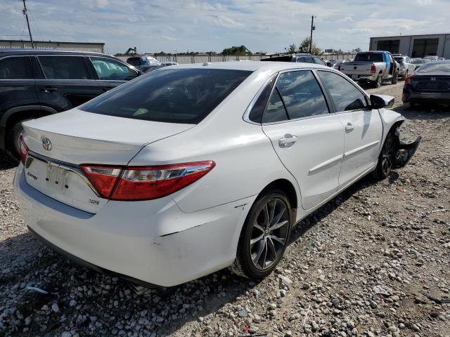 4T1BK1FKXFU561739 - 2015 TOYOTA CAMRY XSE WHITE photo 4