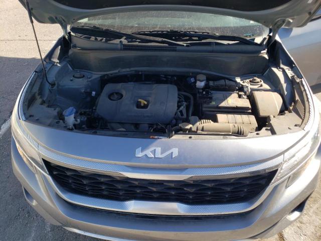 KNDEUCAA9N7262813 - 2022 KIA SELTOS S GRAY photo 12