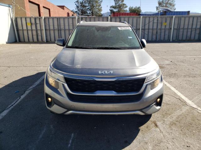 KNDEUCAA9N7262813 - 2022 KIA SELTOS S GRAY photo 5