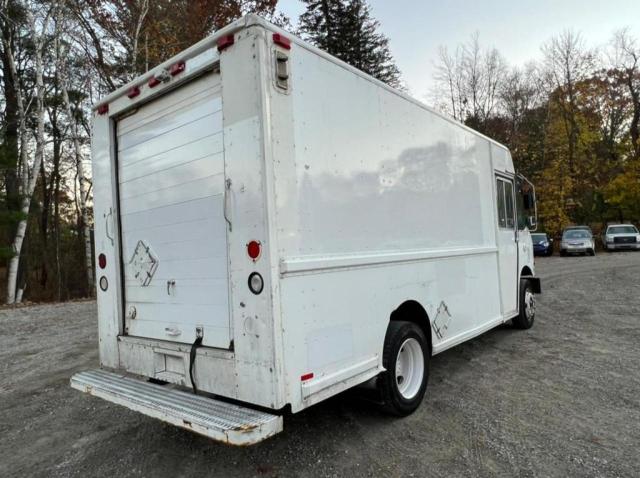 4UZAANBW34CN46582 - 2004 FREIGHTLINER CHASSIS M WHITE photo 4