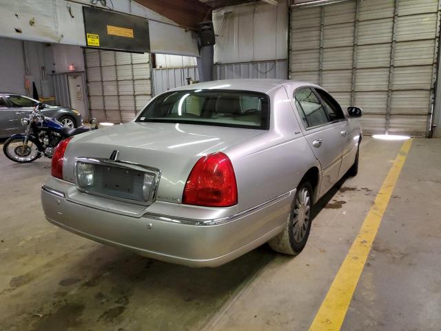 1LNHM82W93Y680327 - 2003 LINCOLN TOWN CAR S SILVER photo 4