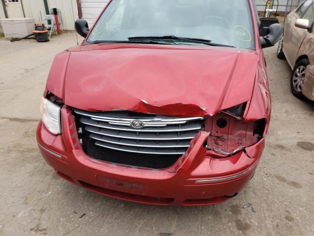 2C4GP54L35R103115 - 2005 CHRYSLER TOWN & COU RED photo 9