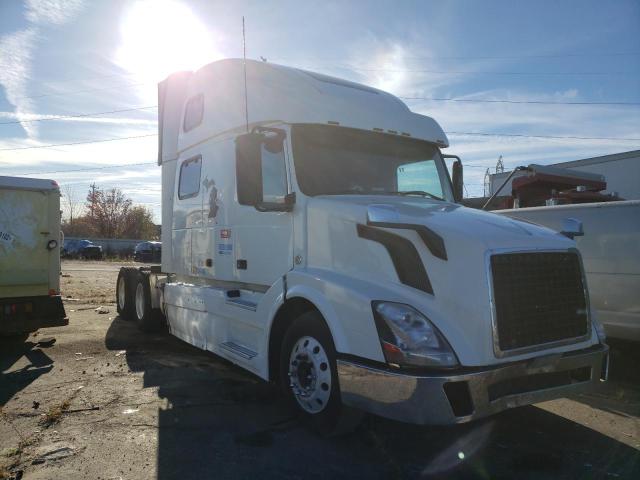 4V4NC9THX7N457161 - 2007 VOLVO VN VNL WHITE photo 1