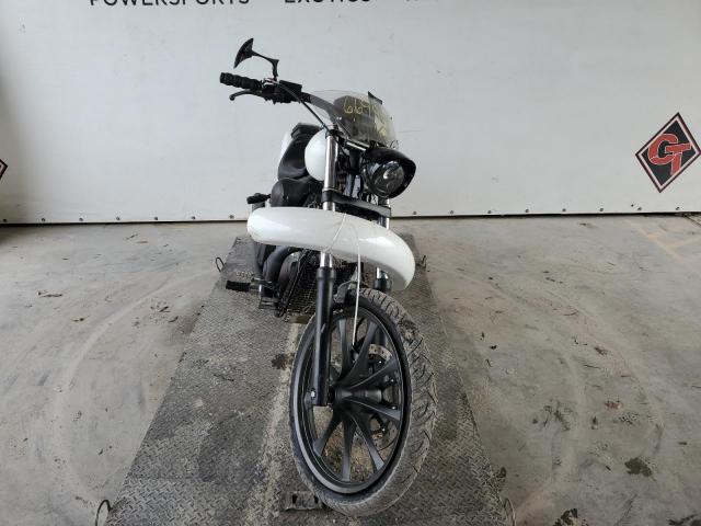 JH2SC6142BK000696 - 2011 HONDA VT1300 CX WHITE photo 4