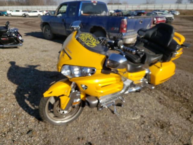 1HFSC47042A113000 - 2002 HONDA GL1800 YELLOW photo 2