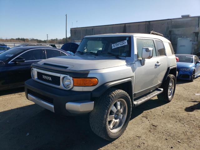 JTEBU11F870095838 - 2007 TOYOTA FJ CRUISER SILVER photo 2