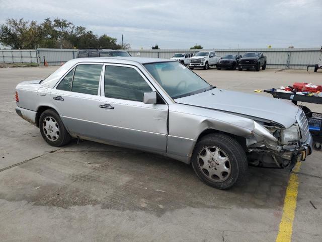 WDBEA34E0PB915860 - 1993 MERCEDES-BENZ 400 E SILVER photo 4