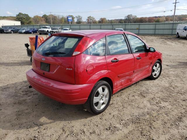 3FAFP37N95R134916 - 2005 FORD FOCUS ZX5 RED photo 4