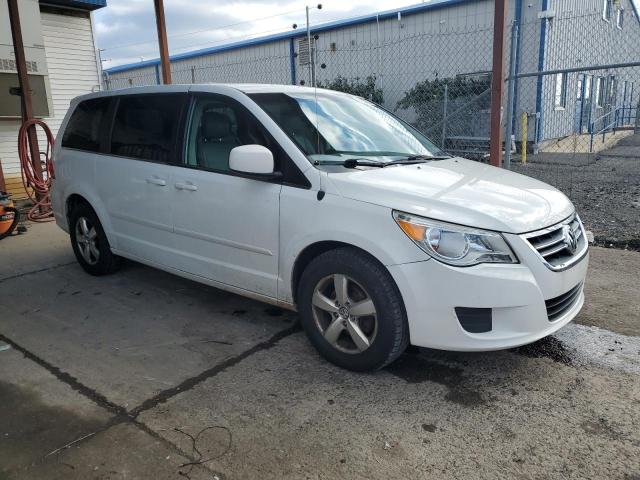 2V4RW3DG7BR738794 - 2011 VOLKSWAGEN ROUTAN SE WHITE photo 4