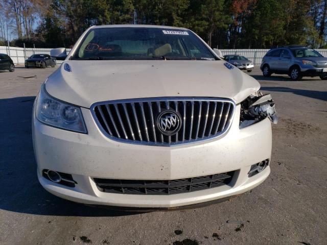 1G4GF5E3XDF276603 - 2013 BUICK LACROSSE P WHITE photo 5